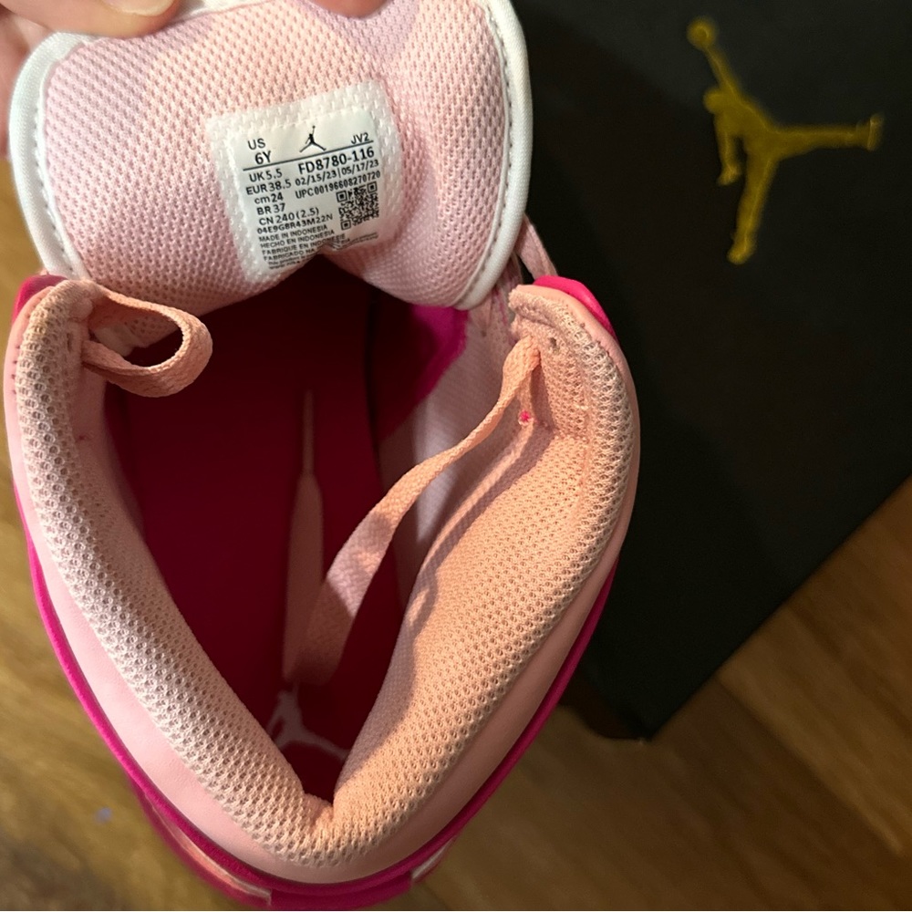 COPY - Nike Air Jordan 1 Mid - Picture 2 of 4